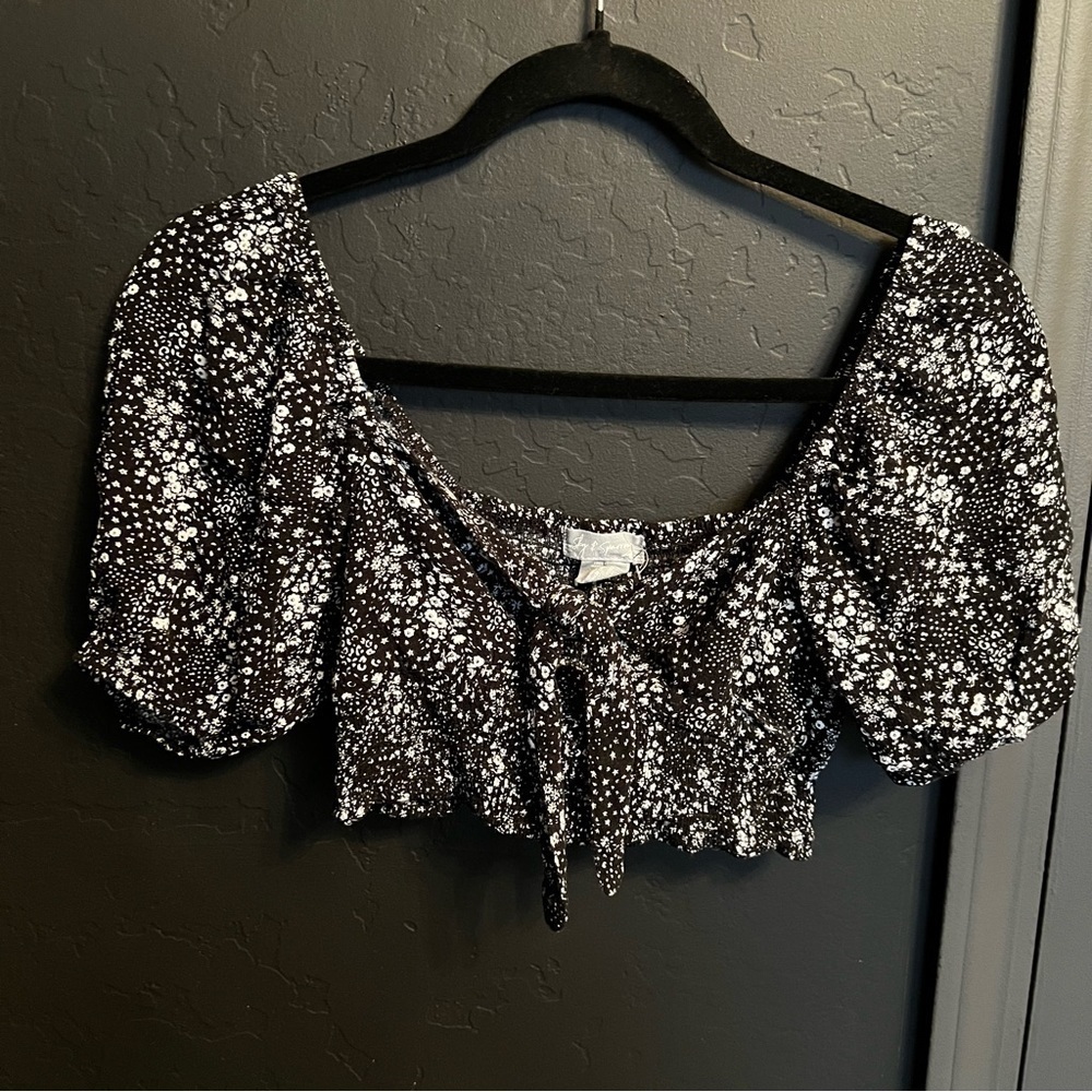 Sky & Sparrow women’s set Black White Tiered Floral Shorts and top size M Summer